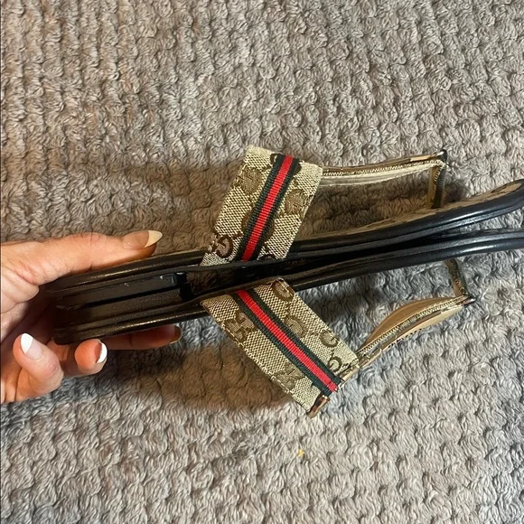 Gucci Tan and Black Logo Sandals. Size 38. - Picture 9 of 11